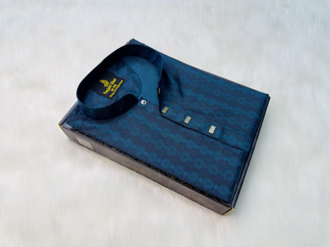 এই জ্যেকোওয়াট সফট কটন পাঞ্জাবিটি তৈরি করা হয়েছে উন্নত মানের নরম কটন ফেব্রিক দিয়ে, যা গরমে আরামদায়ক ও দীর্ঘসময় পরার জন্য উপযোগী। গাঢ় টিল ব্লু কালারের উপর সূক্ষ্ম জ্যামিতিক ও ফ্লোরাল নকশা এটিকে দিয়েছে একটি এলিগ্যান্ট ও রাজকীয় লুক। স্ট্যান্ড কলার ডিজাইন ও আকর্ষণীয় বোতাম ফিনিশিং পাঞ্জাবিটিকে আরও প্রিমিয়াম করে তুলেছে। ঈদ, জুম্মা, বিয়ে, দাওয়াত বা যেকোনো স্পেশাল অনুষ্ঠানে পরার জন্য এটি দারুণ একটি কালেকশন। 🎨 কালার: ✔ গাঢ় টিল ব্লু (Teal Blue) 📏 সাইজ: ✔ 40 ✔ 42 ✔ 44 ✨ বিশেষ বৈশিষ্ট্য: জ্যেকোওয়াট ডিজাইন সফট ও ব্রিদেবল কটন ফেব্রিক প্রিমিয়াম লুক আরামদায়ক রেগুলার ফিট দীর্ঘস্থায়ী কালার ও ফিনিশিং আপনার স্টাইল ও ব্যক্তিত্বকে ফুটিয়ে তুলতে এই পাঞ্জাবিটি হতে পারে সেরা পছন্দ।